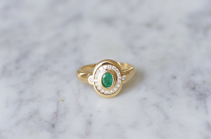 Emerald ring surrounded by diamonds - Penelope Gallery
