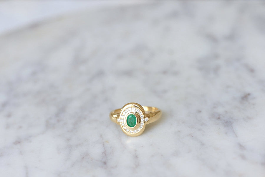 Emerald ring surrounded by diamonds - Penelope Gallery
