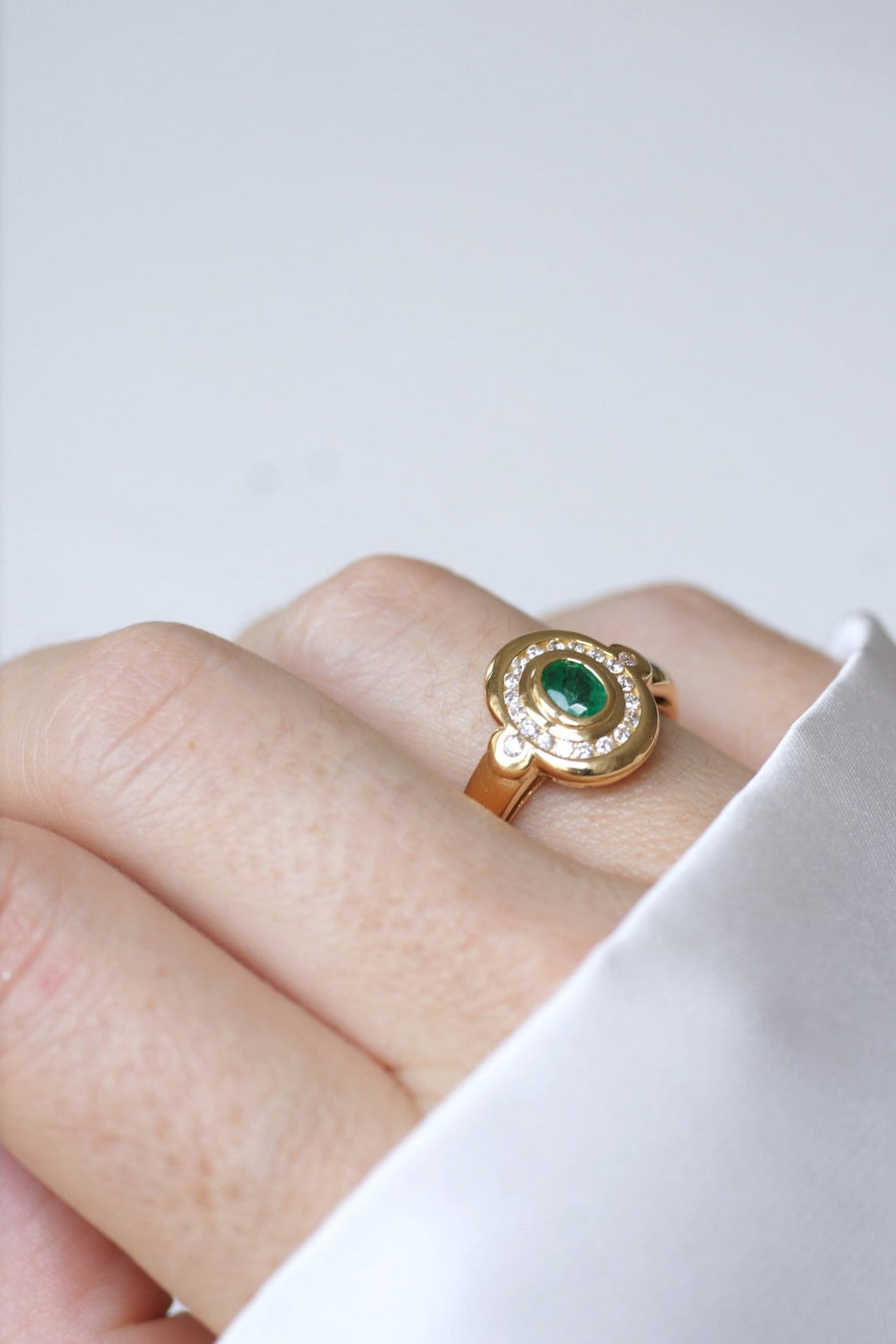 Emerald ring surrounded by diamonds - Penelope Gallery