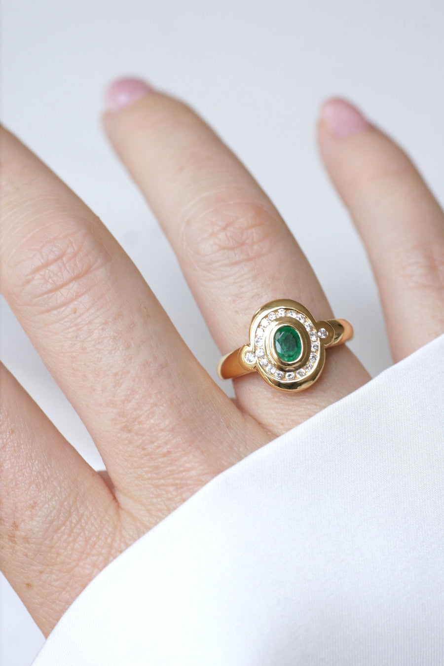 Emerald ring surrounded by diamonds - Penelope Gallery