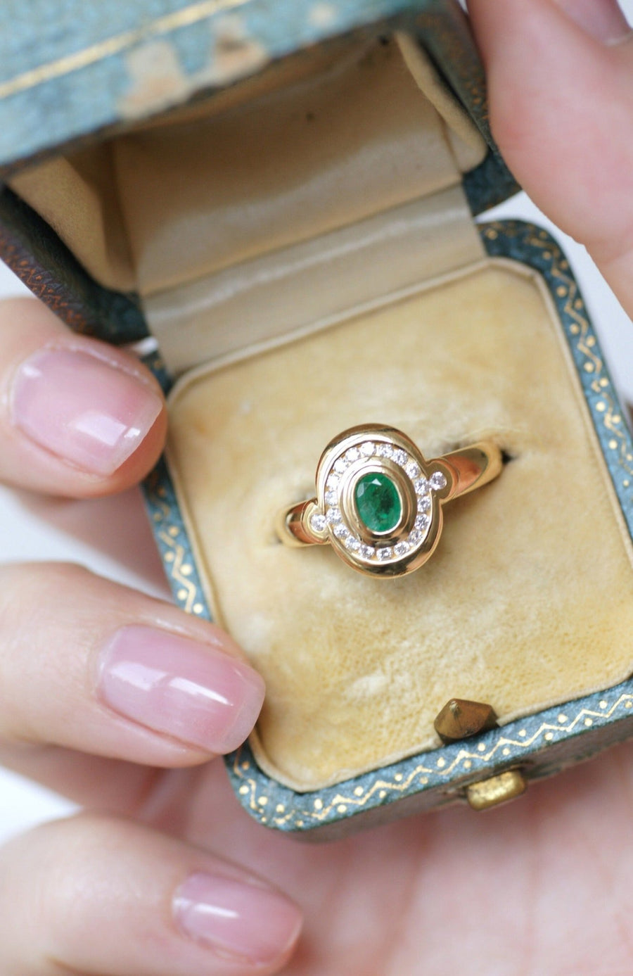 Emerald ring surrounded by diamonds - Penelope Gallery