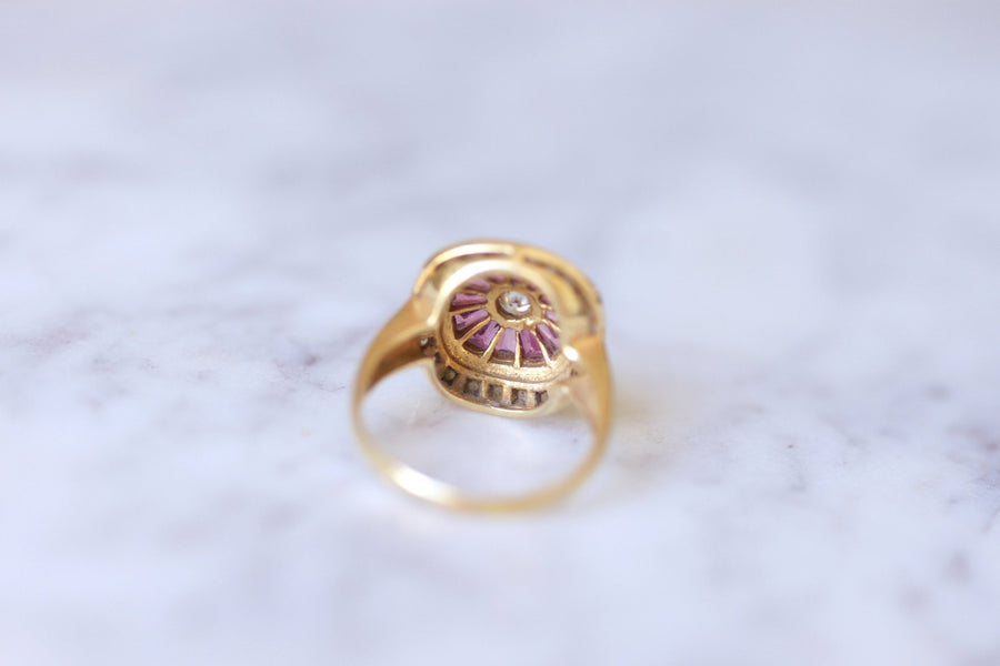 Yellow gold ring Art Deco style calibrated diamonds and rubies - Galerie Pénélope