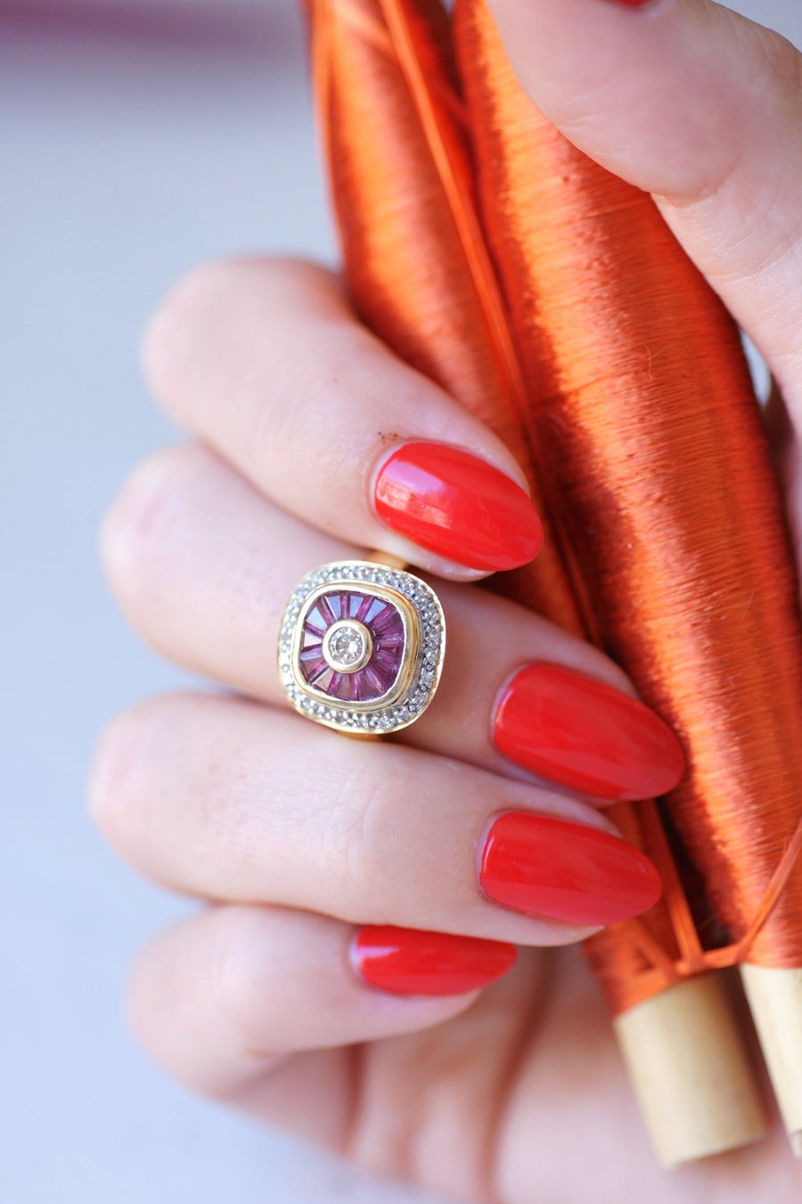 Yellow gold ring Art Deco style calibrated diamonds and rubies - Galerie Pénélope