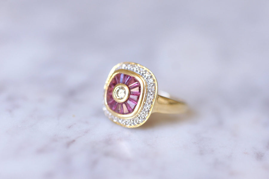 Yellow gold ring Art Deco style calibrated diamonds and rubies - Galerie Pénélope