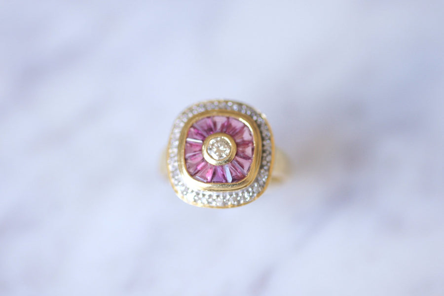 Yellow gold ring Art Deco style calibrated diamonds and rubies - Galerie Pénélope