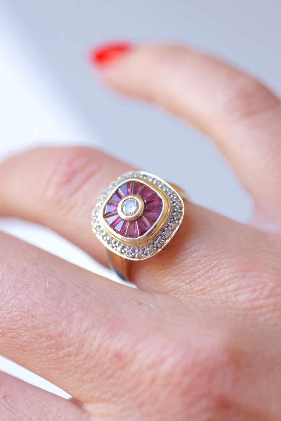 Yellow gold ring Art Deco style calibrated diamonds and rubies - Galerie Pénélope