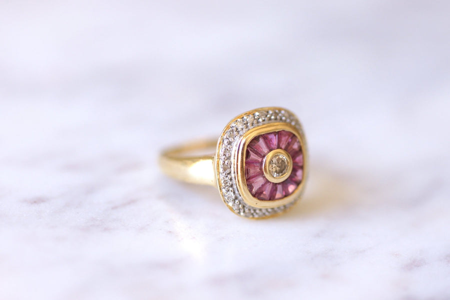 Yellow gold ring Art Deco style calibrated diamonds and rubies - Galerie Pénélope