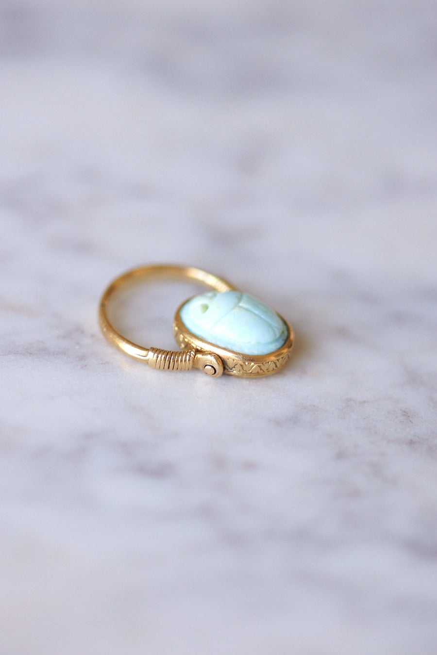 Antique yellow gold swivel intaglio ring set with a turquoise beetle and an initial - Galerie Pénélope