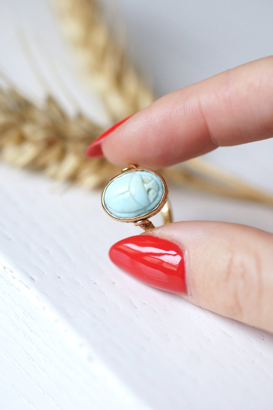 Antique yellow gold swivel intaglio ring set with a turquoise beetle and an initial - Galerie Pénélope