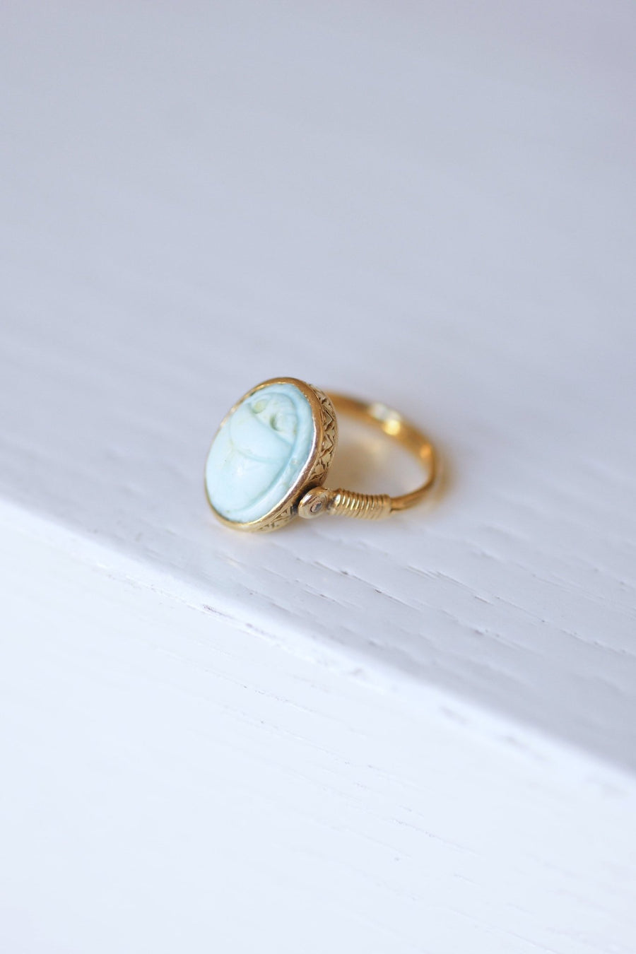 Antique yellow gold swivel intaglio ring set with a turquoise beetle and an initial - Galerie Pénélope
