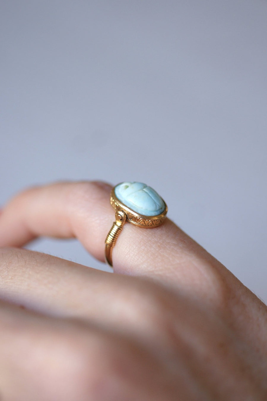 Antique yellow gold swivel intaglio ring set with a turquoise beetle and an initial - Galerie Pénélope