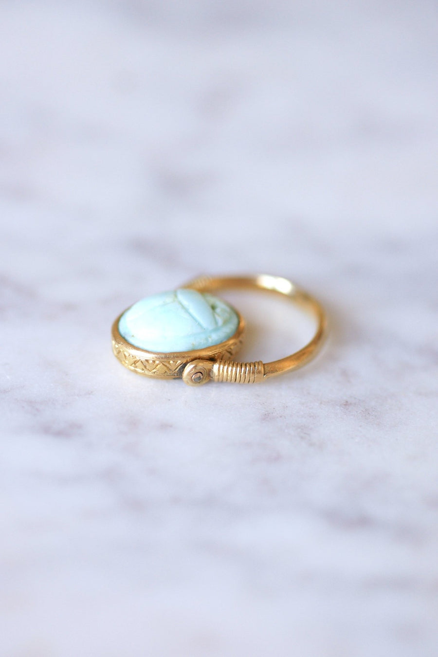 Antique yellow gold swivel intaglio ring set with a turquoise beetle and an initial - Galerie Pénélope
