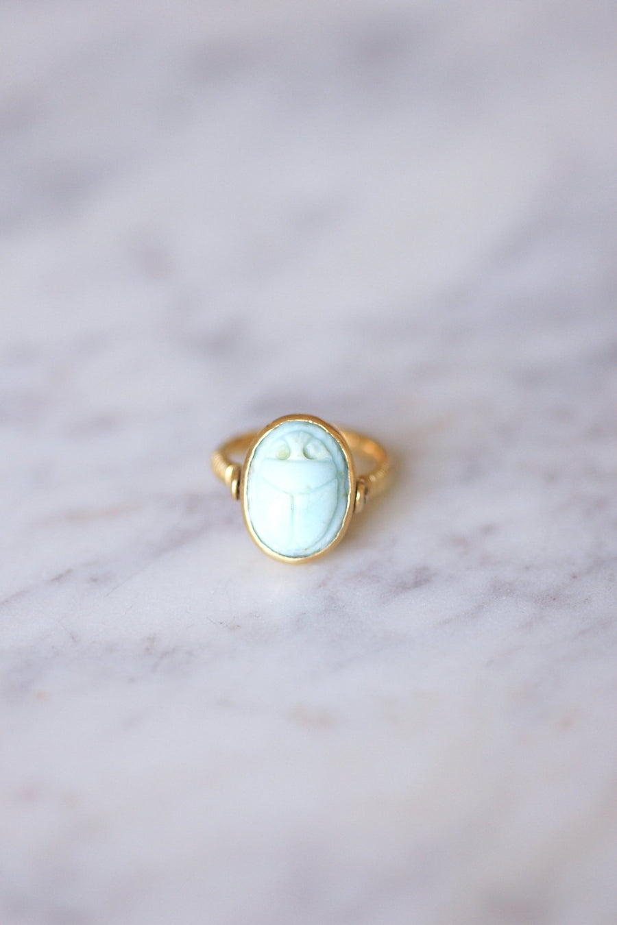 Antique yellow gold swivel intaglio ring set with a turquoise beetle and an initial - Galerie Pénélope