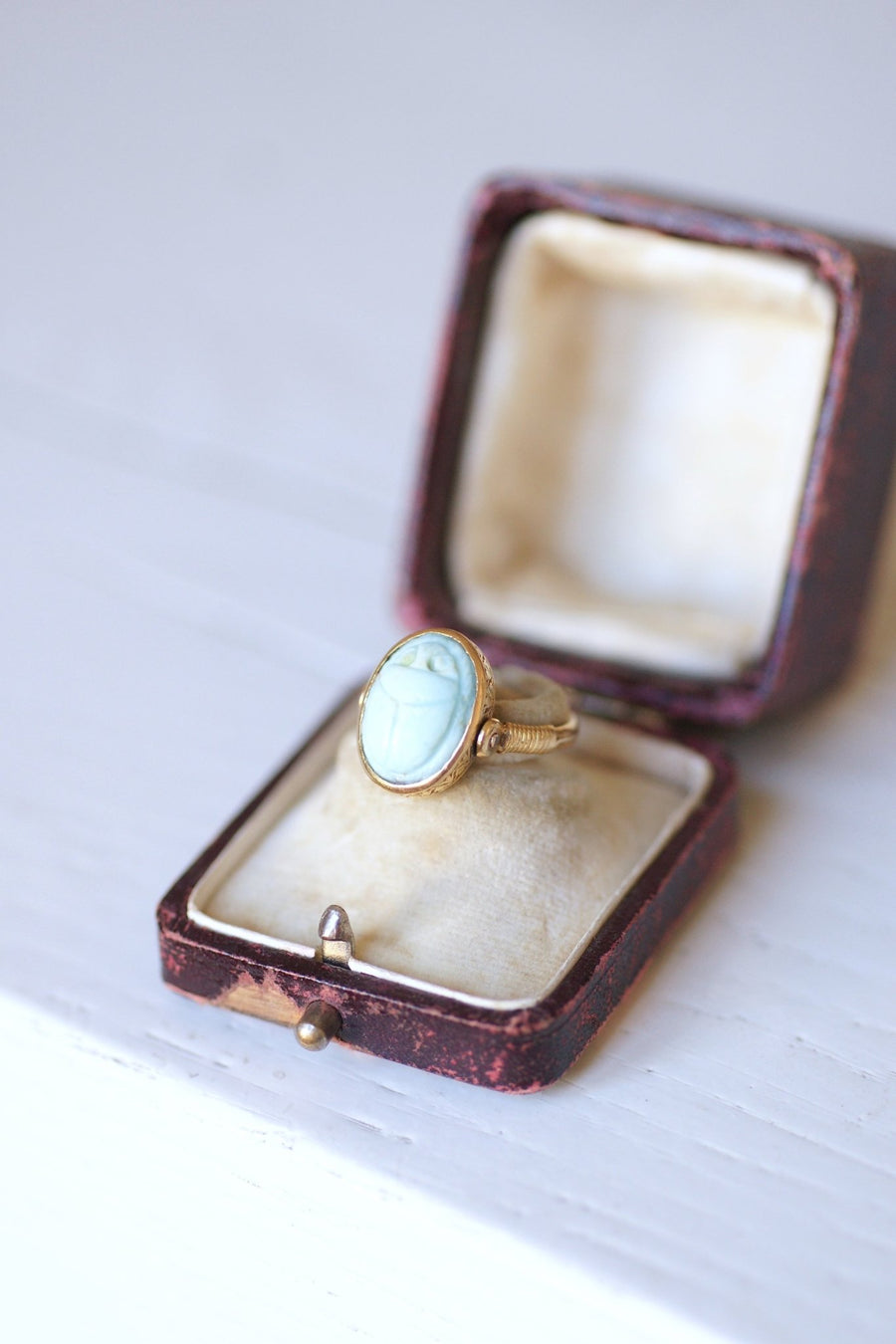 Antique yellow gold swivel intaglio ring set with a turquoise beetle and an initial - Galerie Pénélope