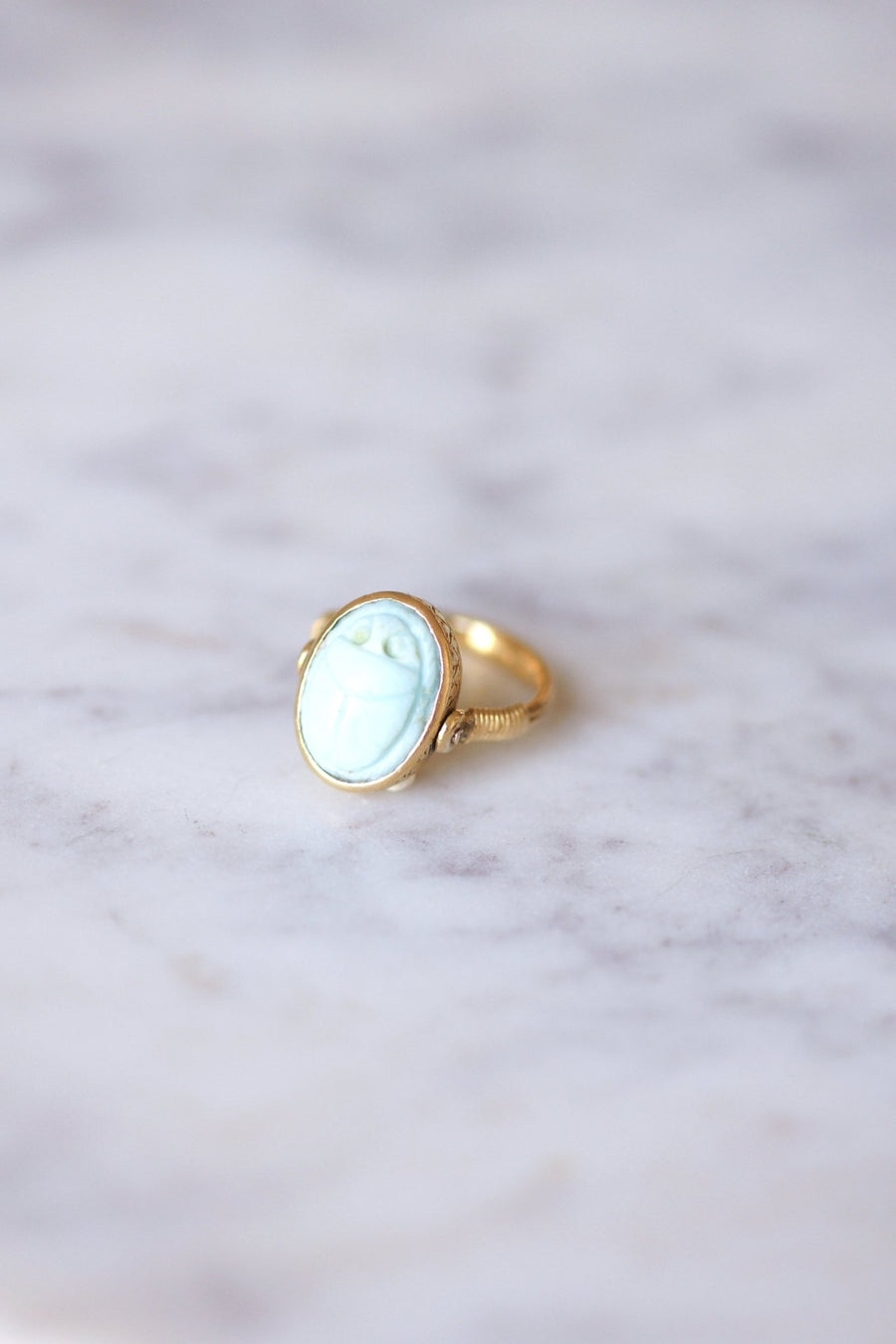 Antique yellow gold swivel intaglio ring set with a turquoise beetle and an initial - Galerie Pénélope