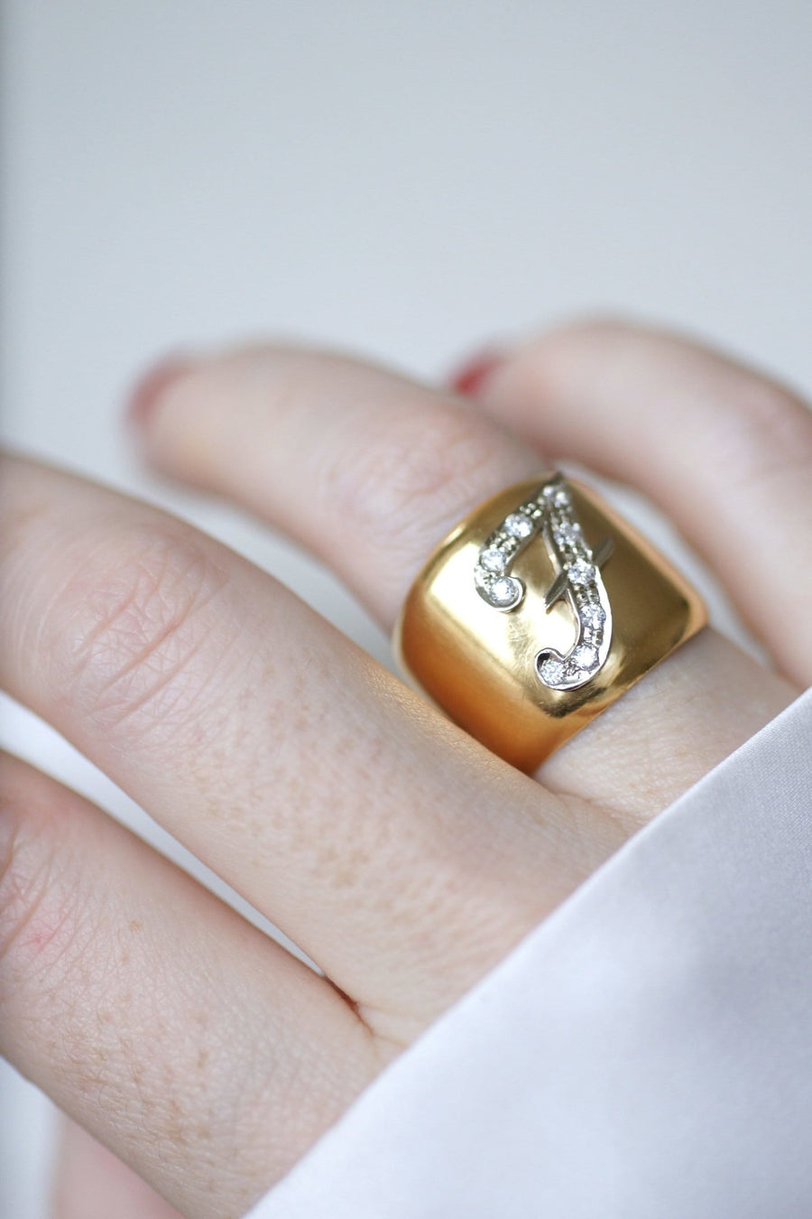 Gold ring letter F - Penelope Gallery