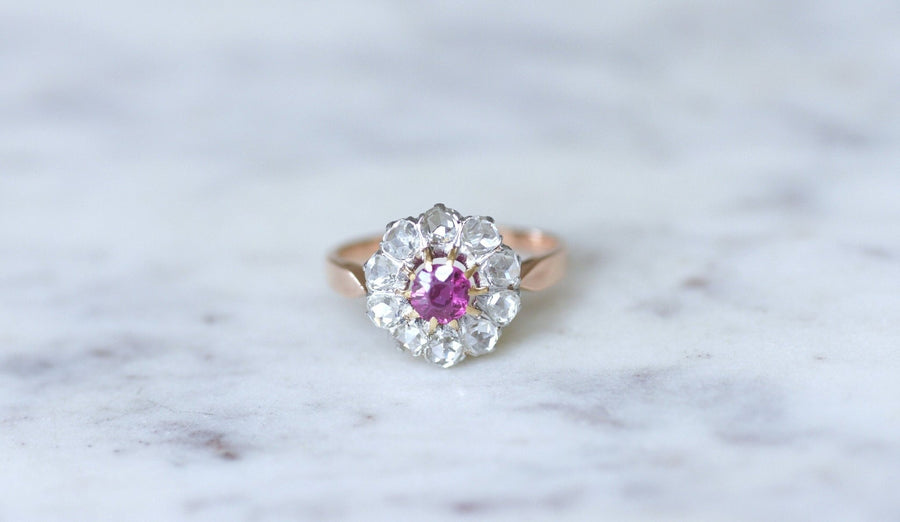 Antique daisy ring pink sapphire surrounded by diamonds on pink gold - Penelope Gallery
