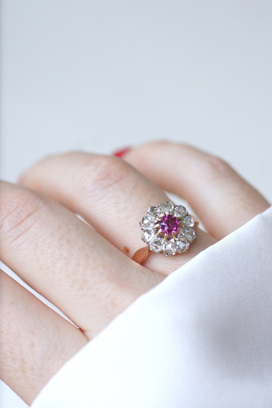 Antique daisy ring pink sapphire surrounded by diamonds on pink gold - Penelope Gallery