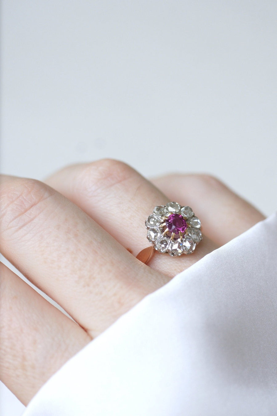 Antique daisy ring pink sapphire surrounded by diamonds on pink gold - Penelope Gallery
