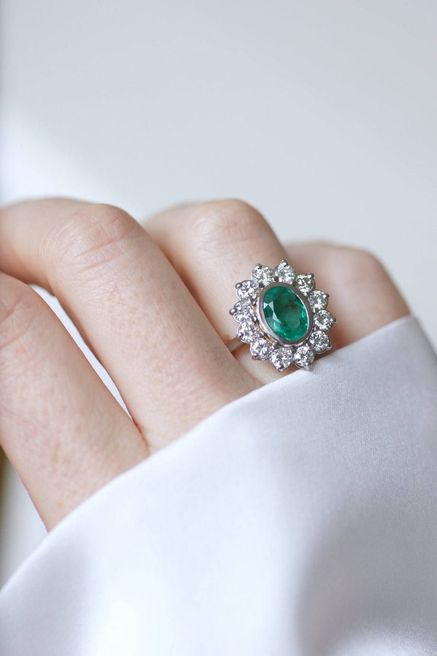 Emerald daisy ring 1.75 Cts and diamonds - Galerie Pénélope
