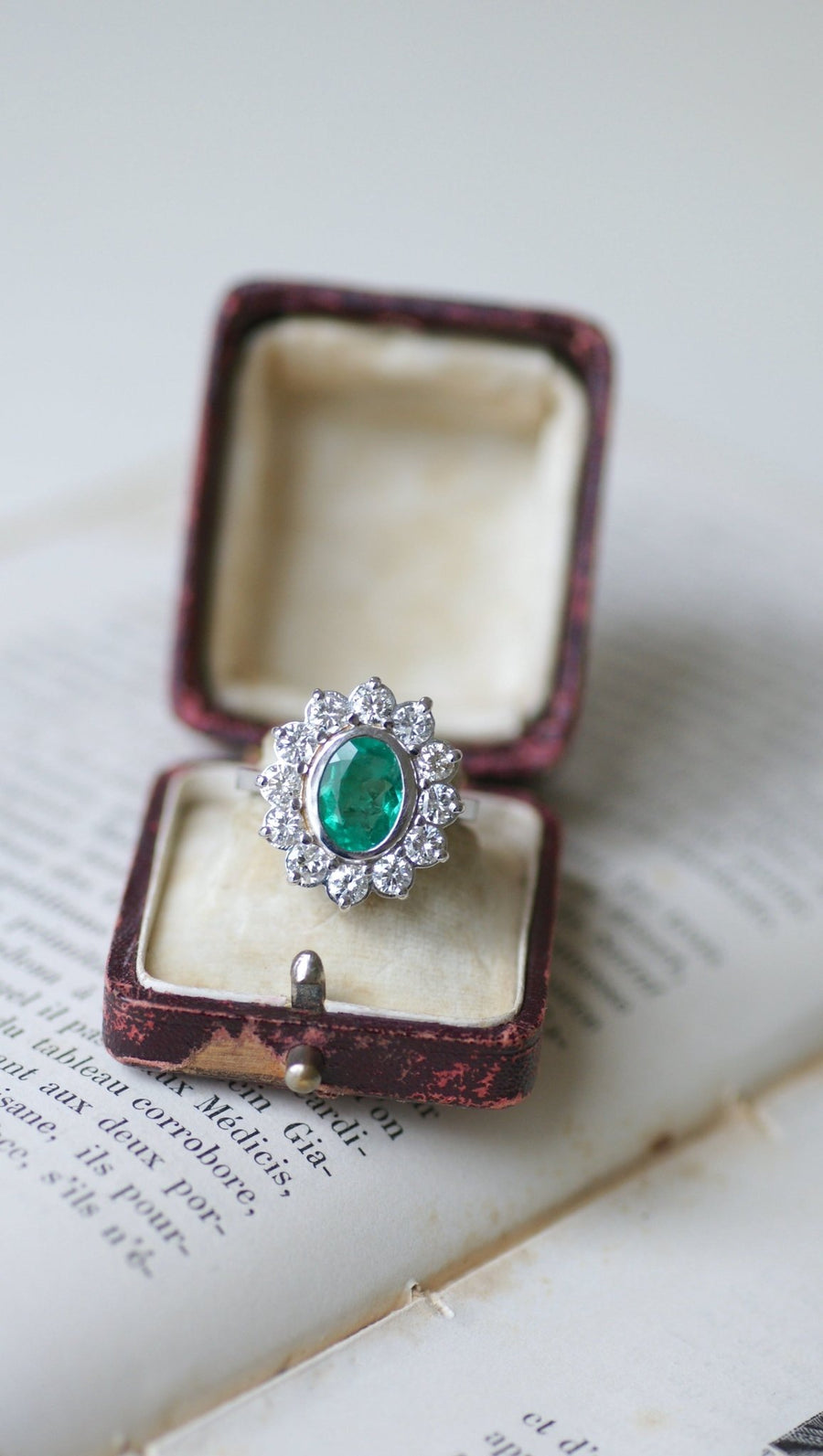 Emerald daisy ring 1.75 Cts and diamonds - Galerie Pénélope