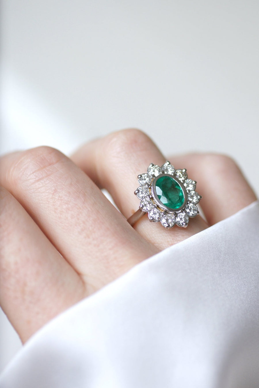 Emerald daisy ring 1.75 Cts and diamonds - Galerie Pénélope