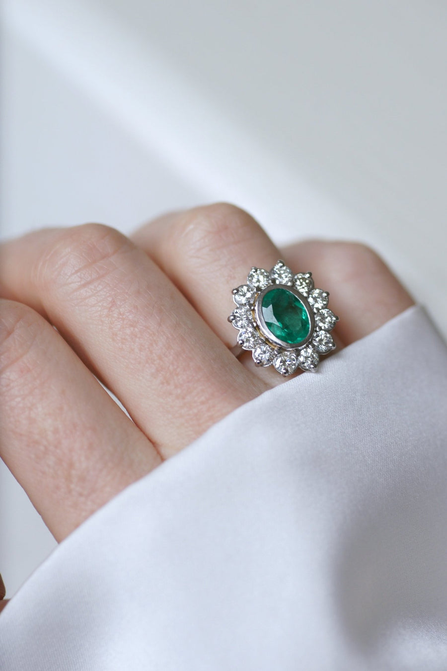 Emerald daisy ring 1.75 Cts and diamonds - Galerie Pénélope