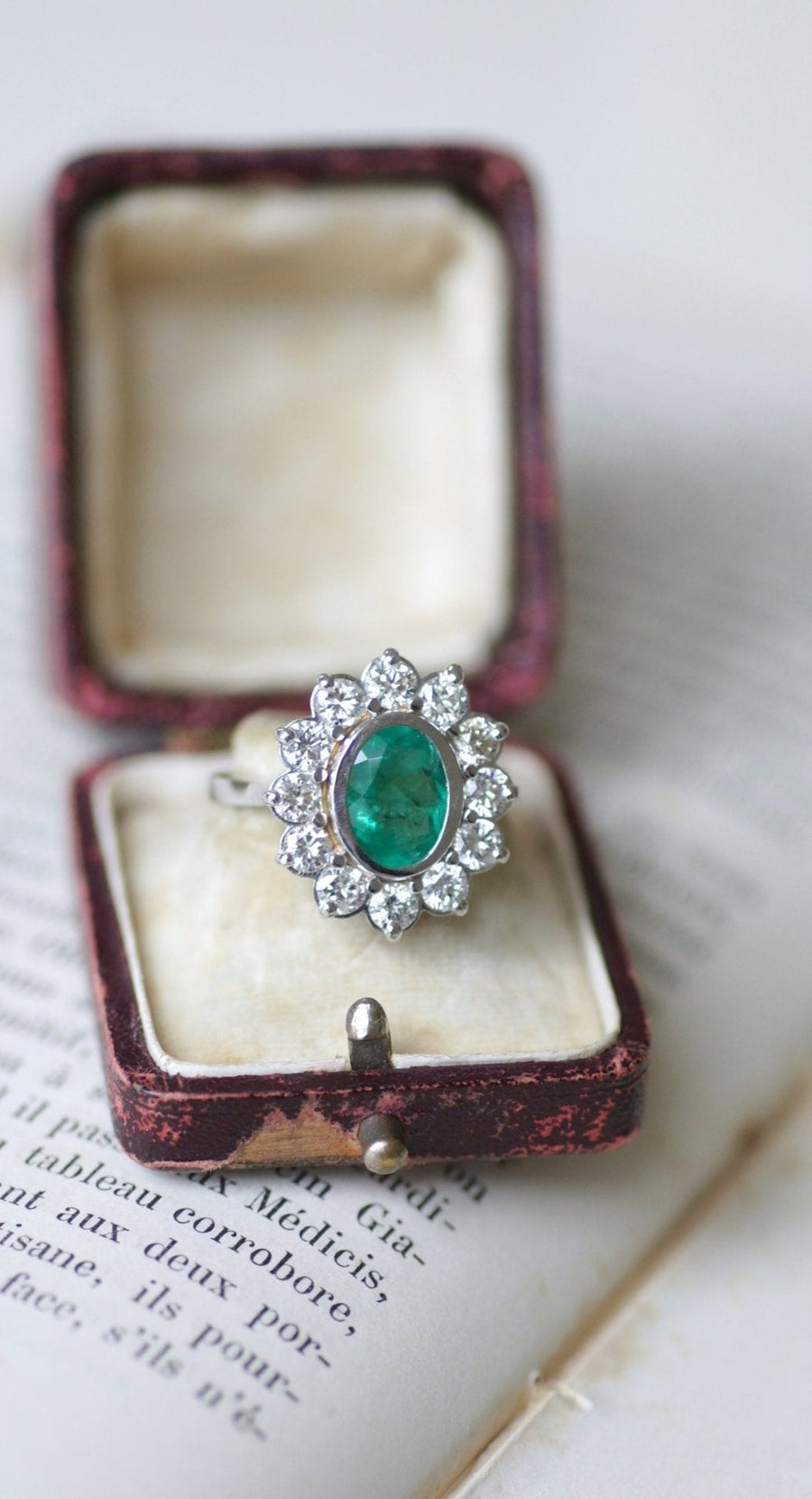 Emerald daisy ring 1.75 Cts and diamonds - Galerie Pénélope