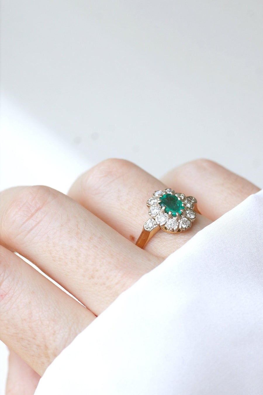 Emerald and diamond daisy ring on gold - Galerie Pénélope