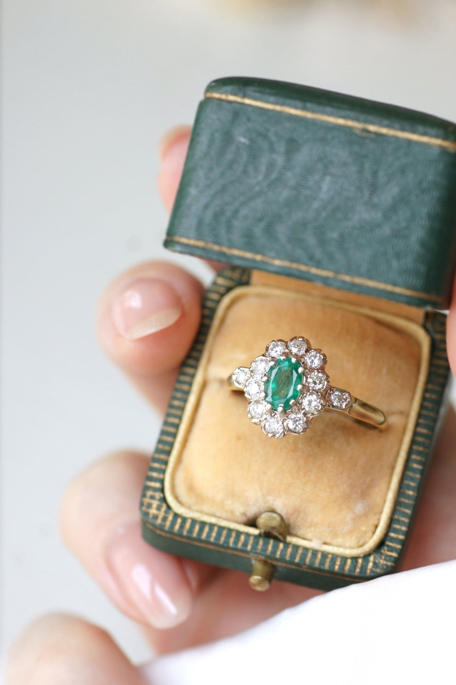 Emerald and diamond daisy ring on gold - Galerie Pénélope