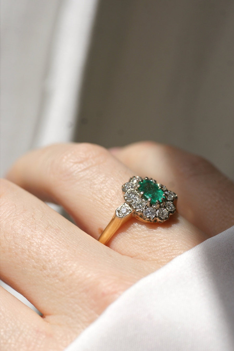 Emerald and diamond daisy ring on gold - Galerie Pénélope