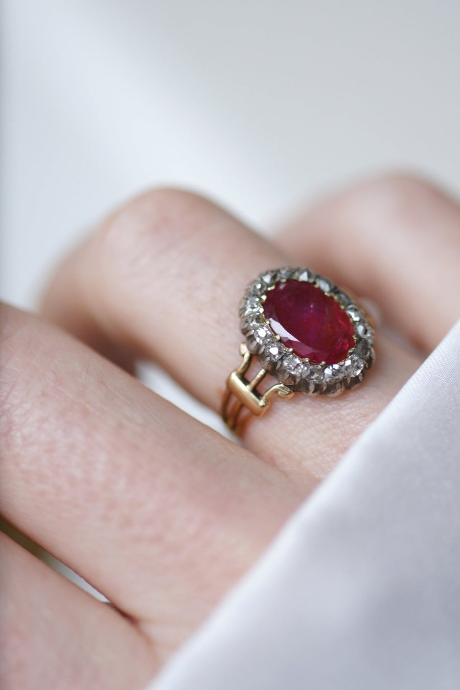 Burmese ruby daisy ring 2.82 Cts diamonds - Galerie Pénélope