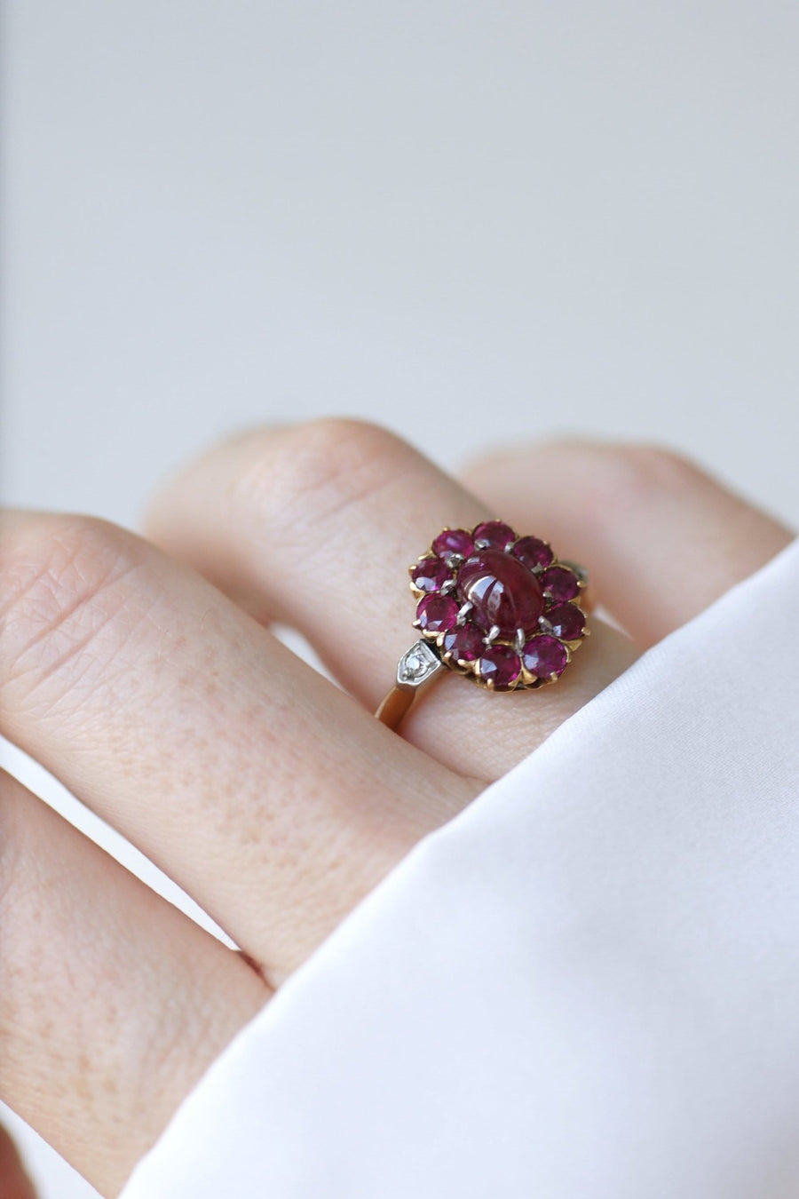 Cabochon ruby and diamond daisy ring - Galerie Pénélope