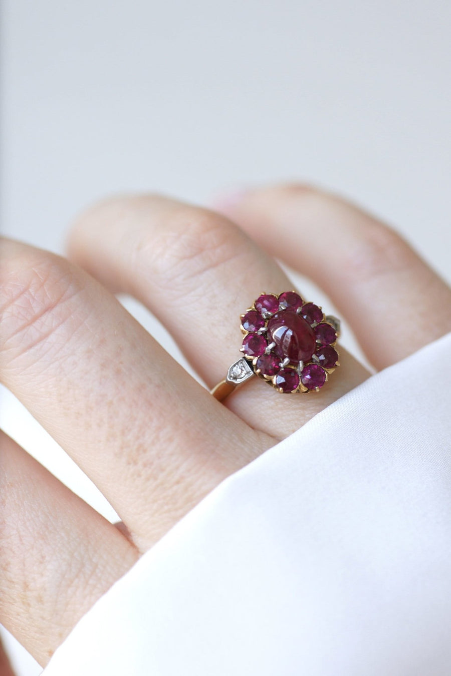 Cabochon ruby and diamond daisy ring - Galerie Pénélope