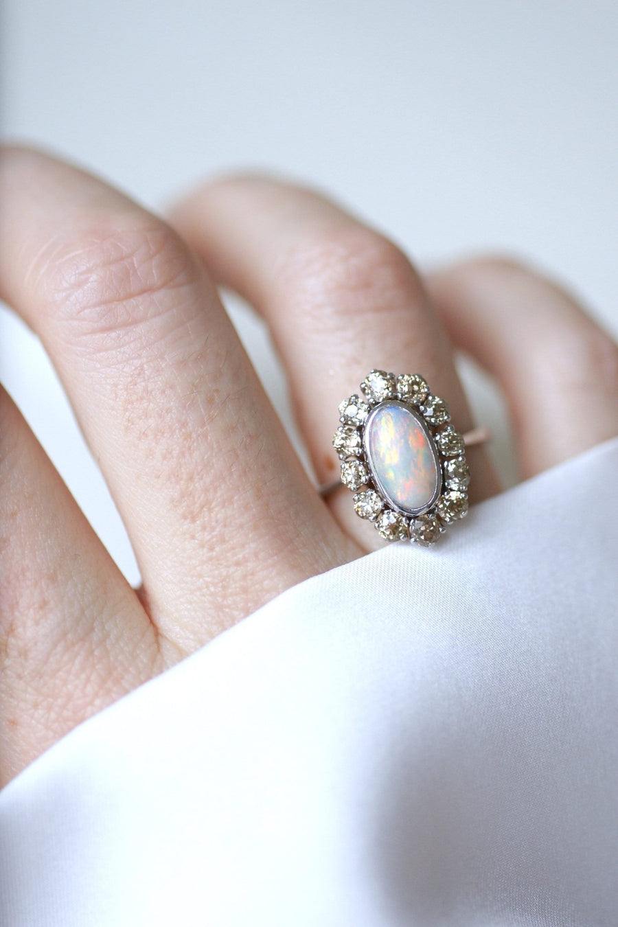 Opal margurite ring set in diamonds on white gold - Galerie Pénélope