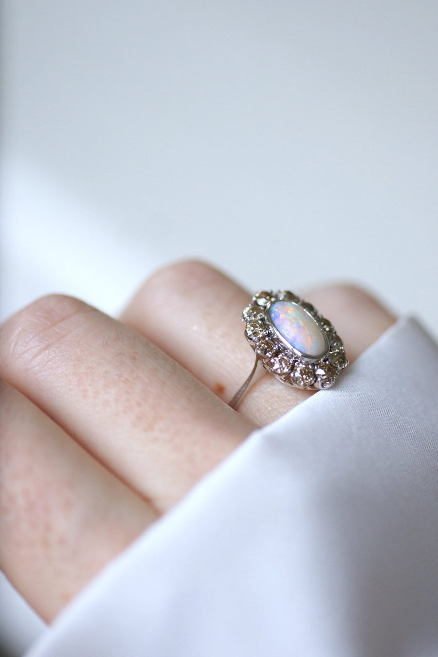 Opal margurite ring set in diamonds on white gold - Galerie Pénélope