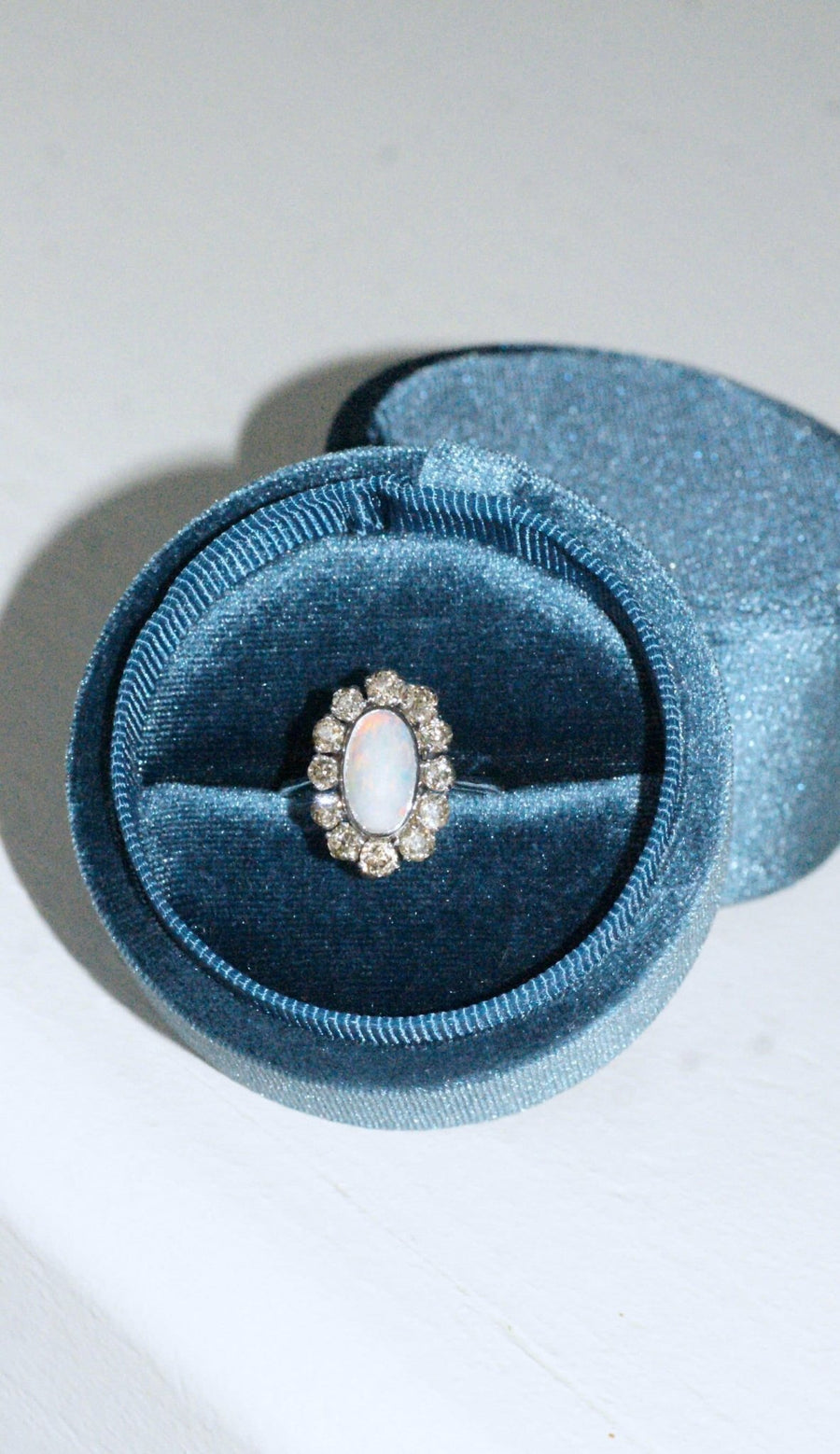 Opal margurite ring set in diamonds on white gold - Galerie Pénélope
