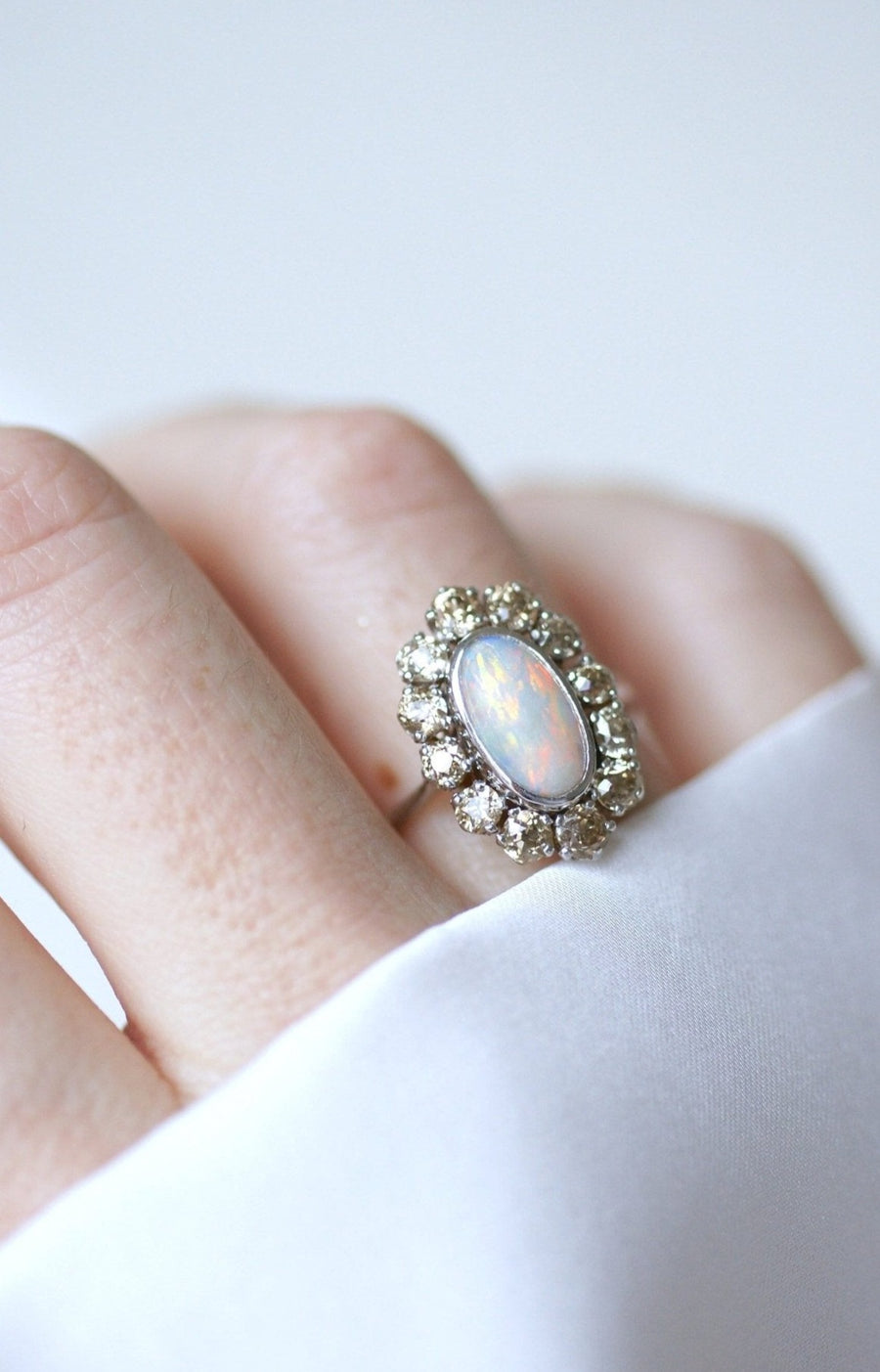 Opal margurite ring set in diamonds on white gold - Galerie Pénélope