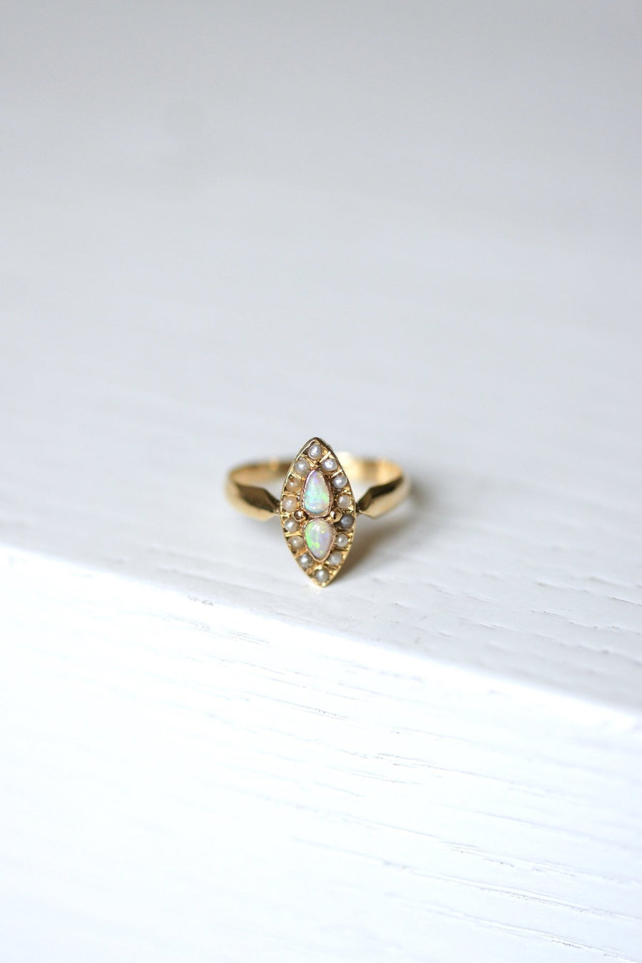 Antique Victorian marquise ring gold, opal and fine pearls - Galerie Pénélope