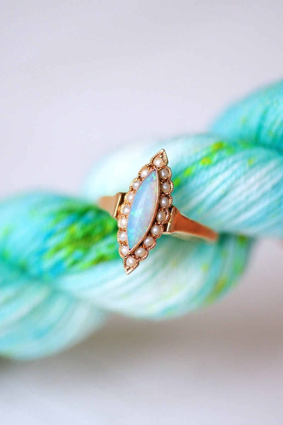 Antique Victorian marquise ring in gold, opals and fine pearls - Galerie Pénélope
