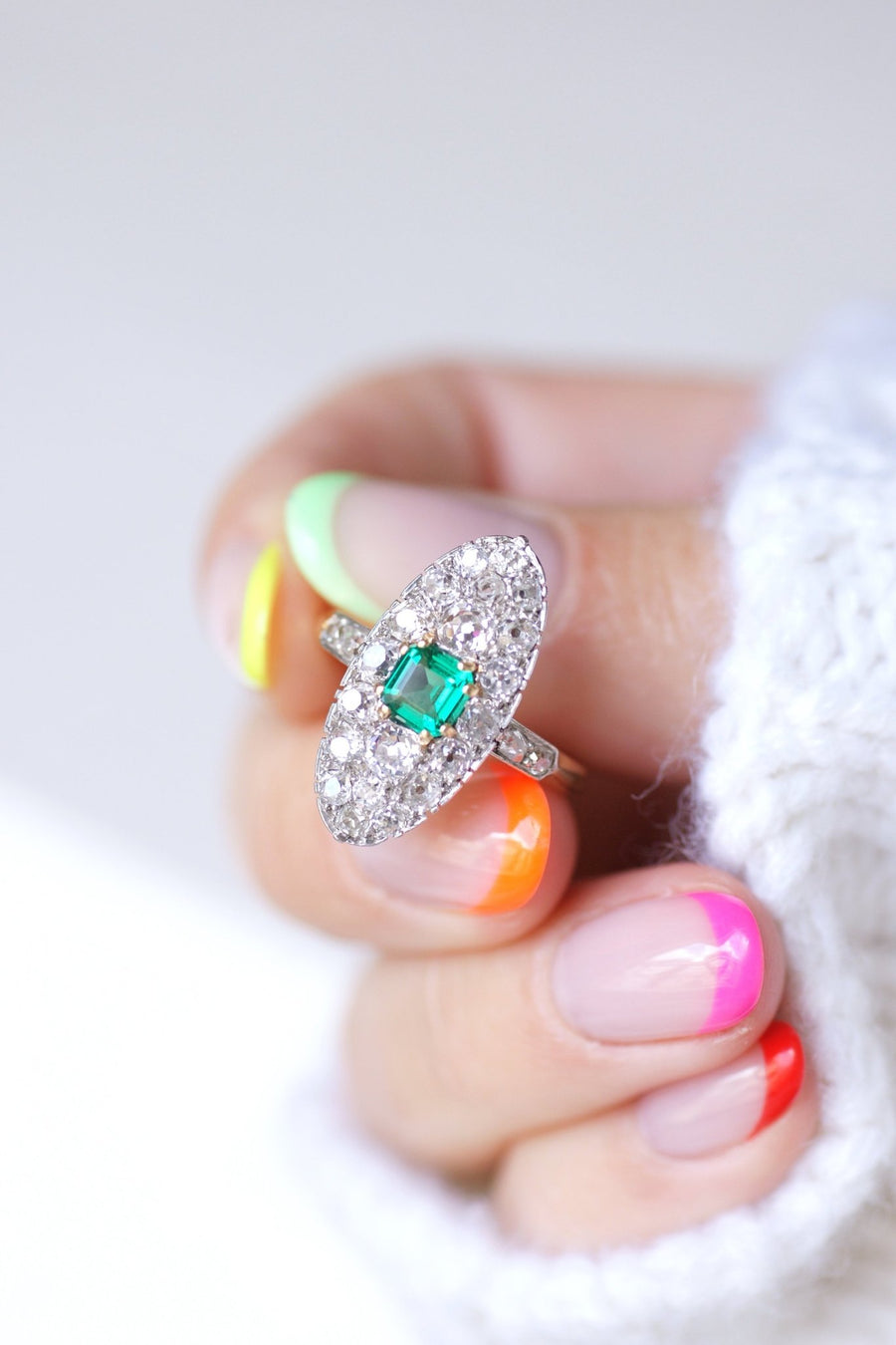 Marquise Belle Epoque emerald ring with diamonds on gold and platinum - Galerie Pénélope