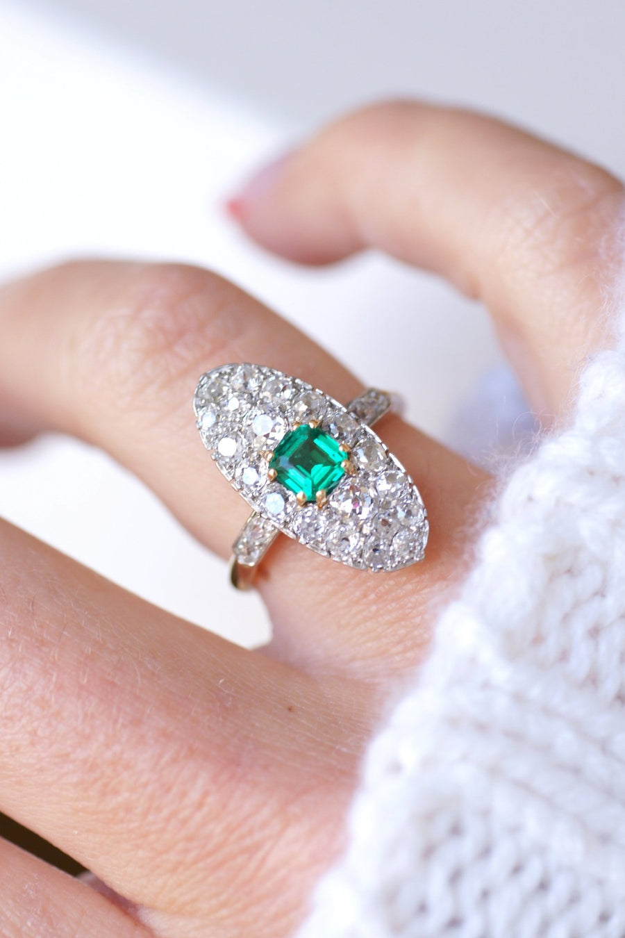 Marquise Belle Epoque emerald ring with diamonds on gold and platinum - Galerie Pénélope