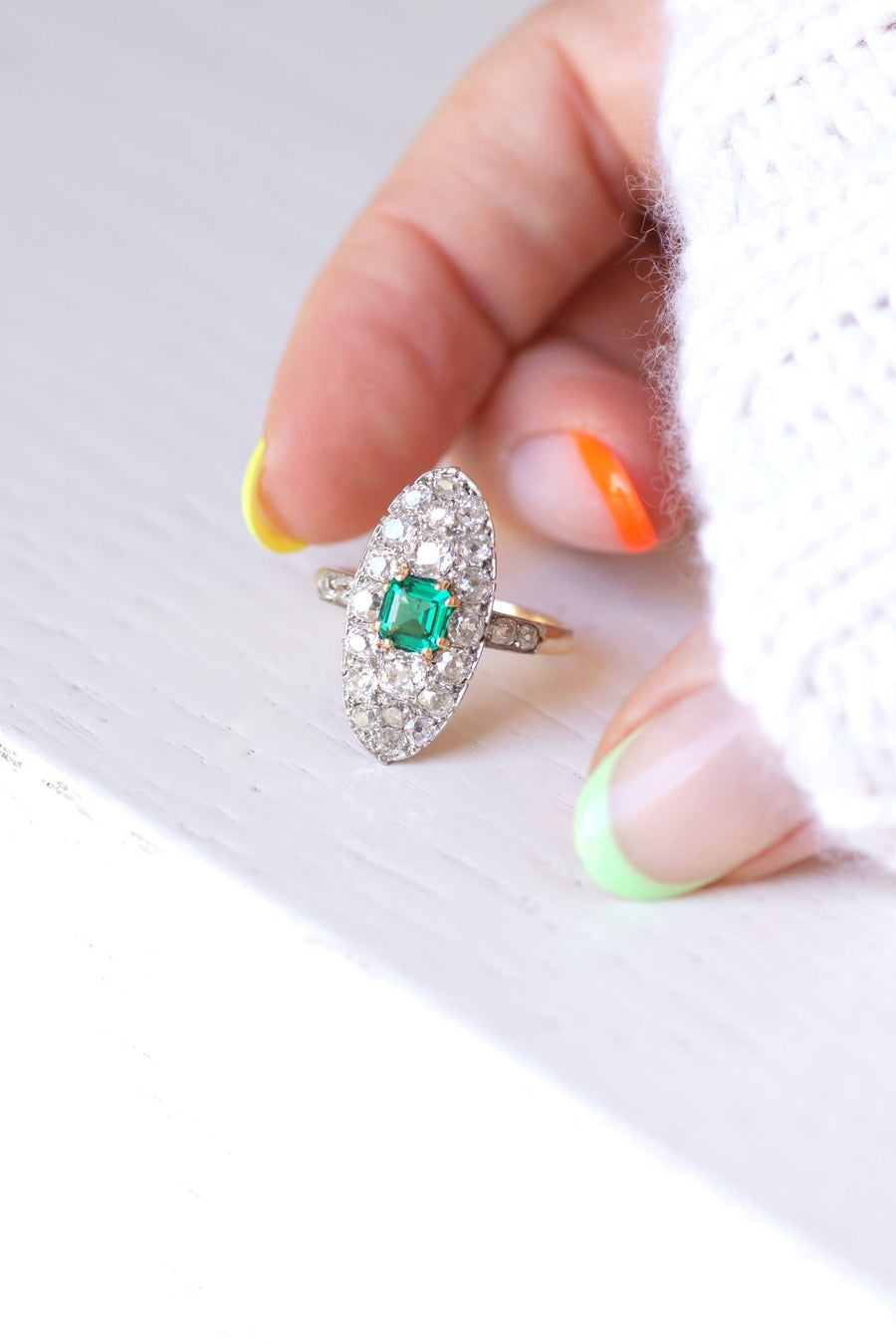 Marquise Belle Epoque emerald ring with diamonds on gold and platinum - Galerie Pénélope