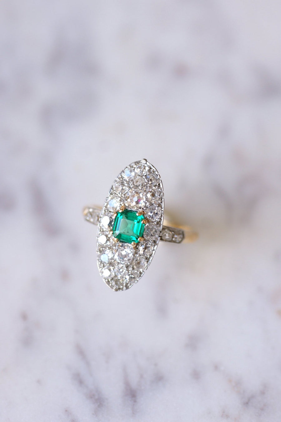 Marquise Belle Epoque emerald ring with diamonds on gold and platinum - Galerie Pénélope