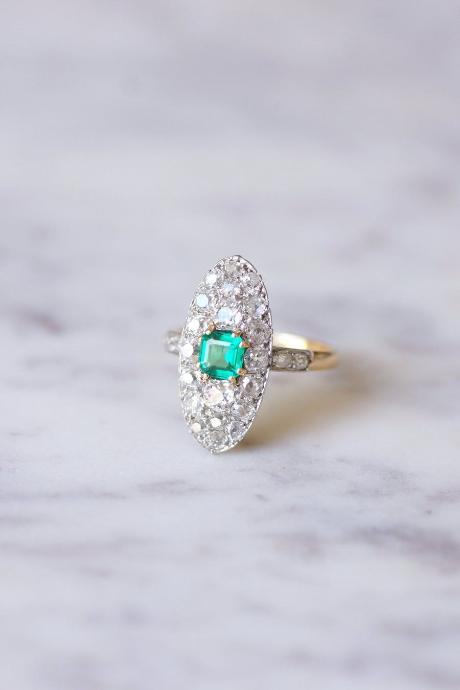 Marquise Belle Epoque emerald ring with diamonds on gold and platinum - Galerie Pénélope