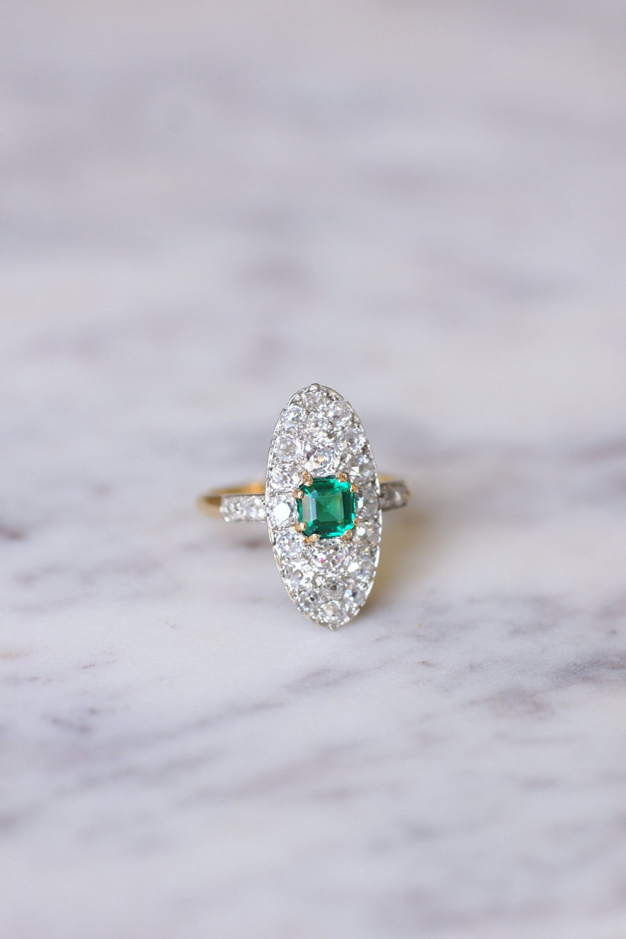 Marquise Belle Epoque emerald ring with diamonds on gold and platinum - Galerie Pénélope