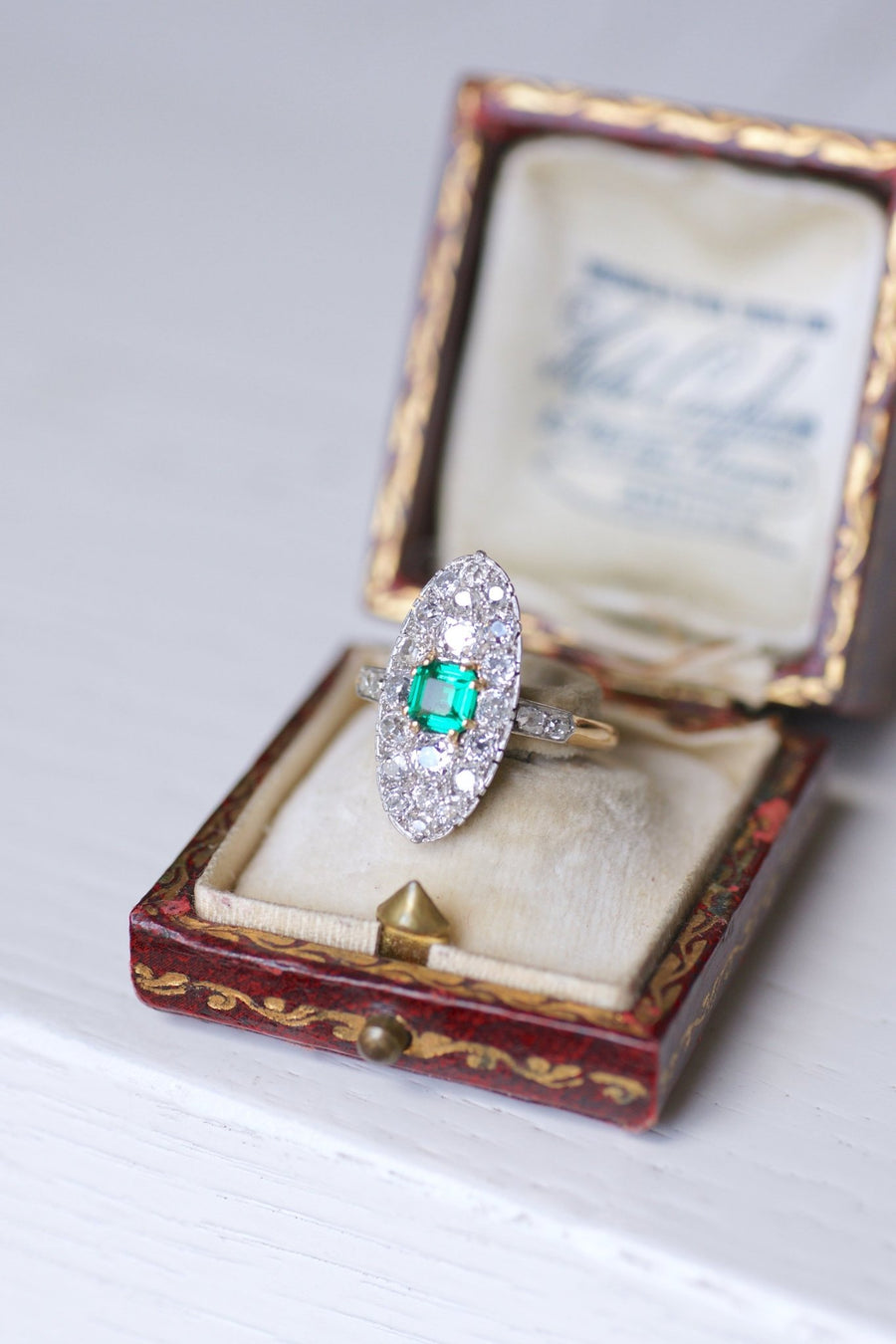 Marquise Belle Epoque emerald ring with diamonds on gold and platinum - Galerie Pénélope