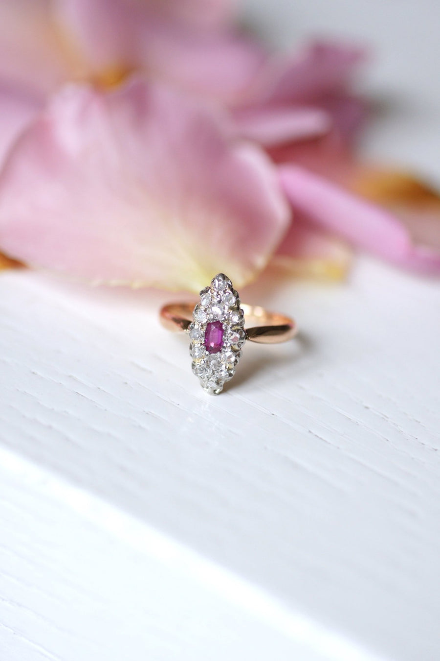 Marquise Belle Epoque ruby ring with diamonds on gold and platinum - Galerie Pénélope
