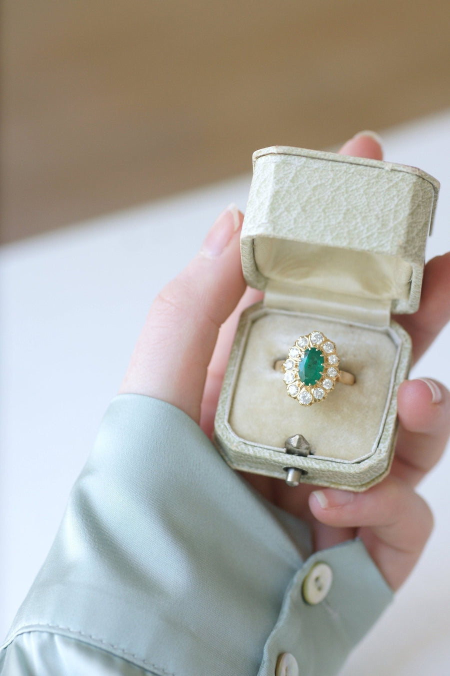Emerald marquise ring with diamond setting - Galerie Pénélope