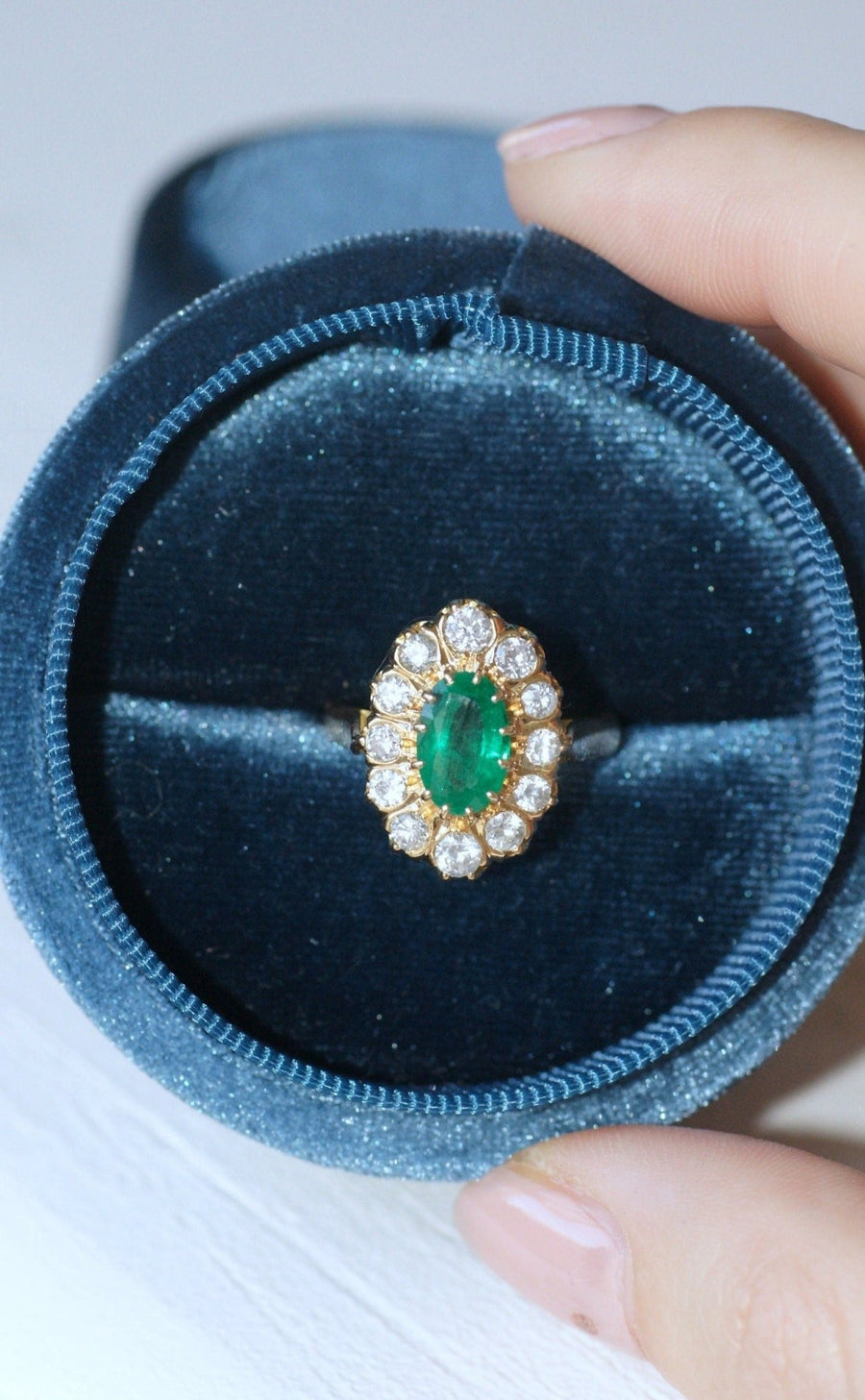 Emerald marquise ring with diamond setting - Galerie Pénélope